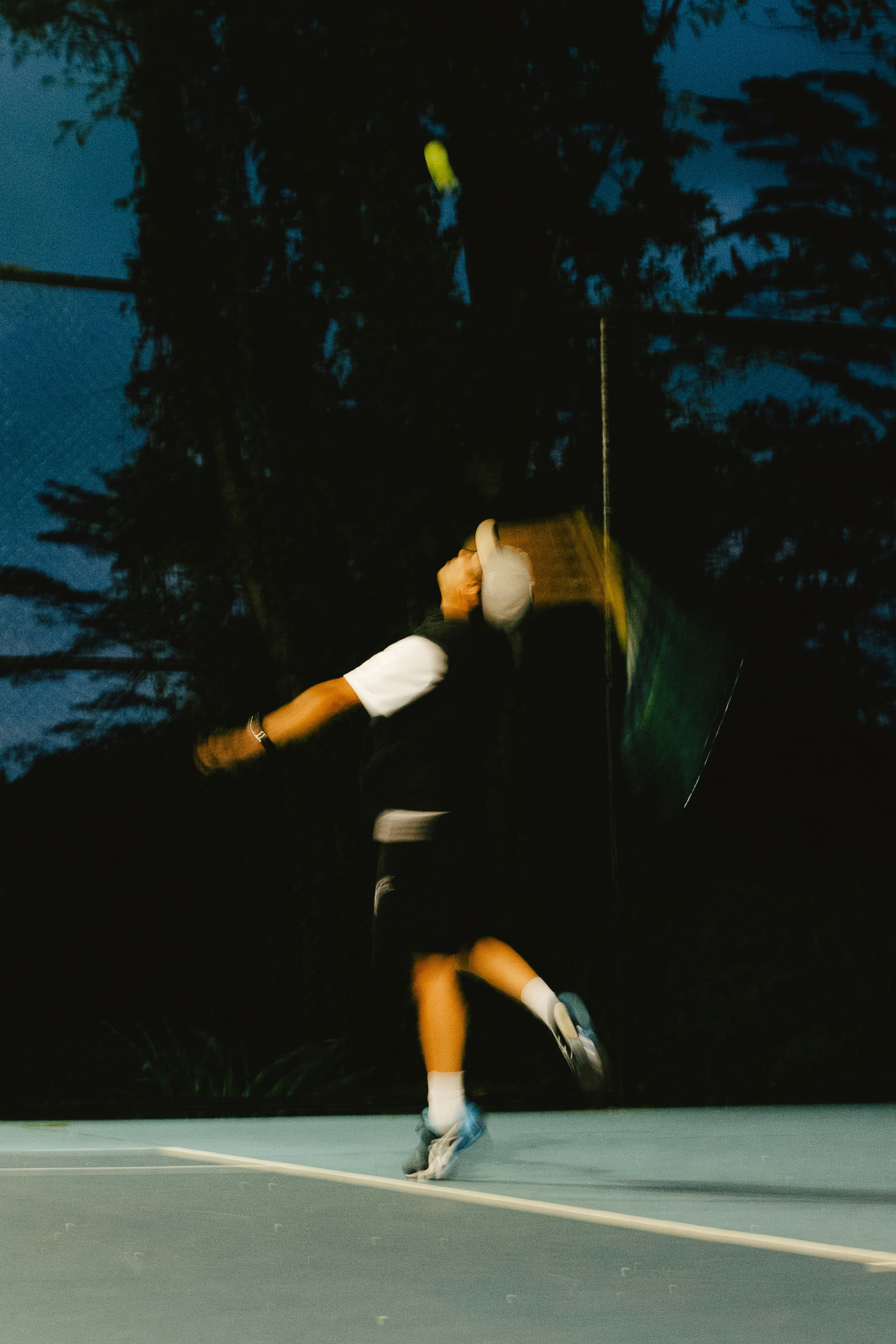 Sportif en phase de concentration avant un match de tennis