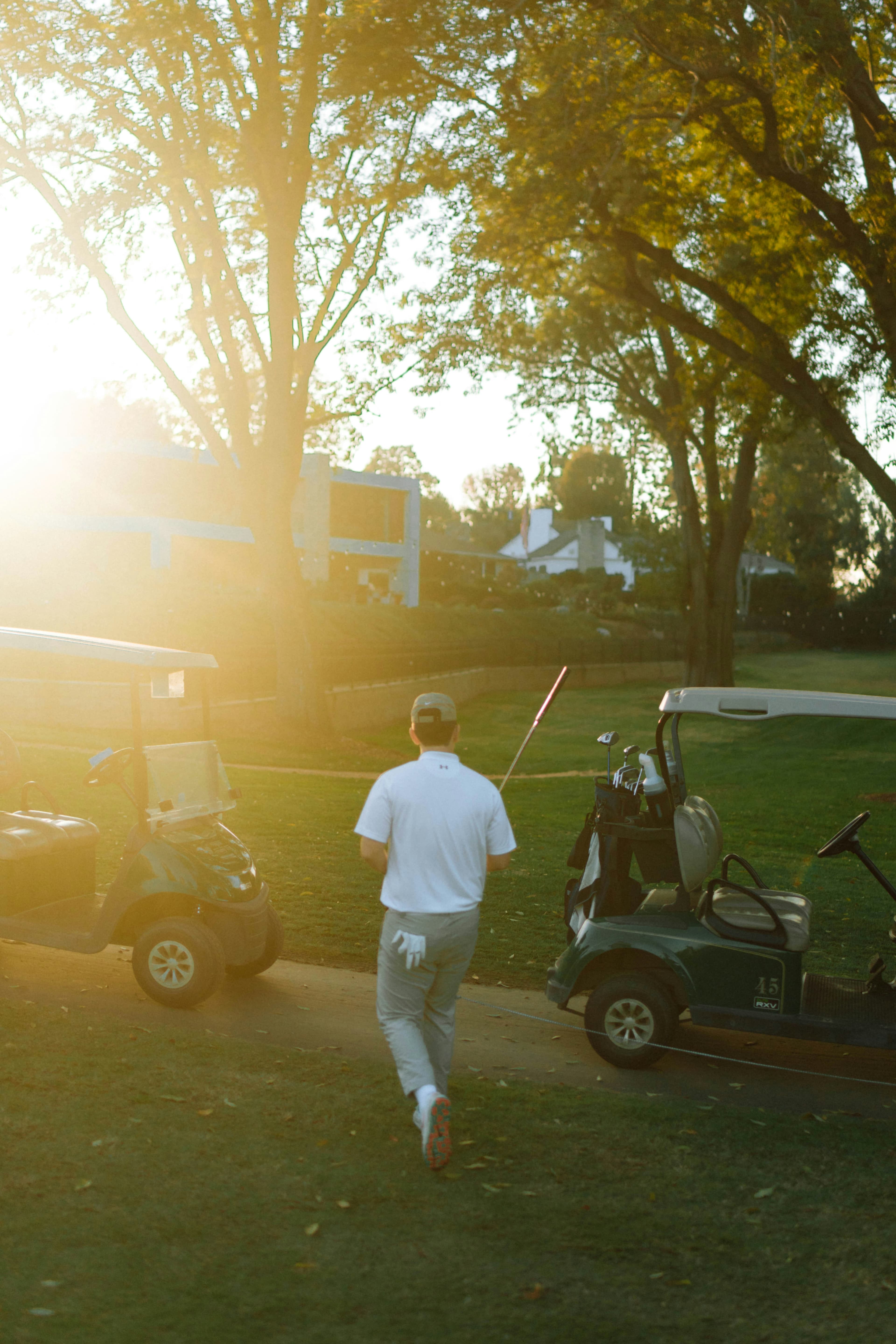 Golfeur au premier tee d'un interclub, préparation mentale avant le départ