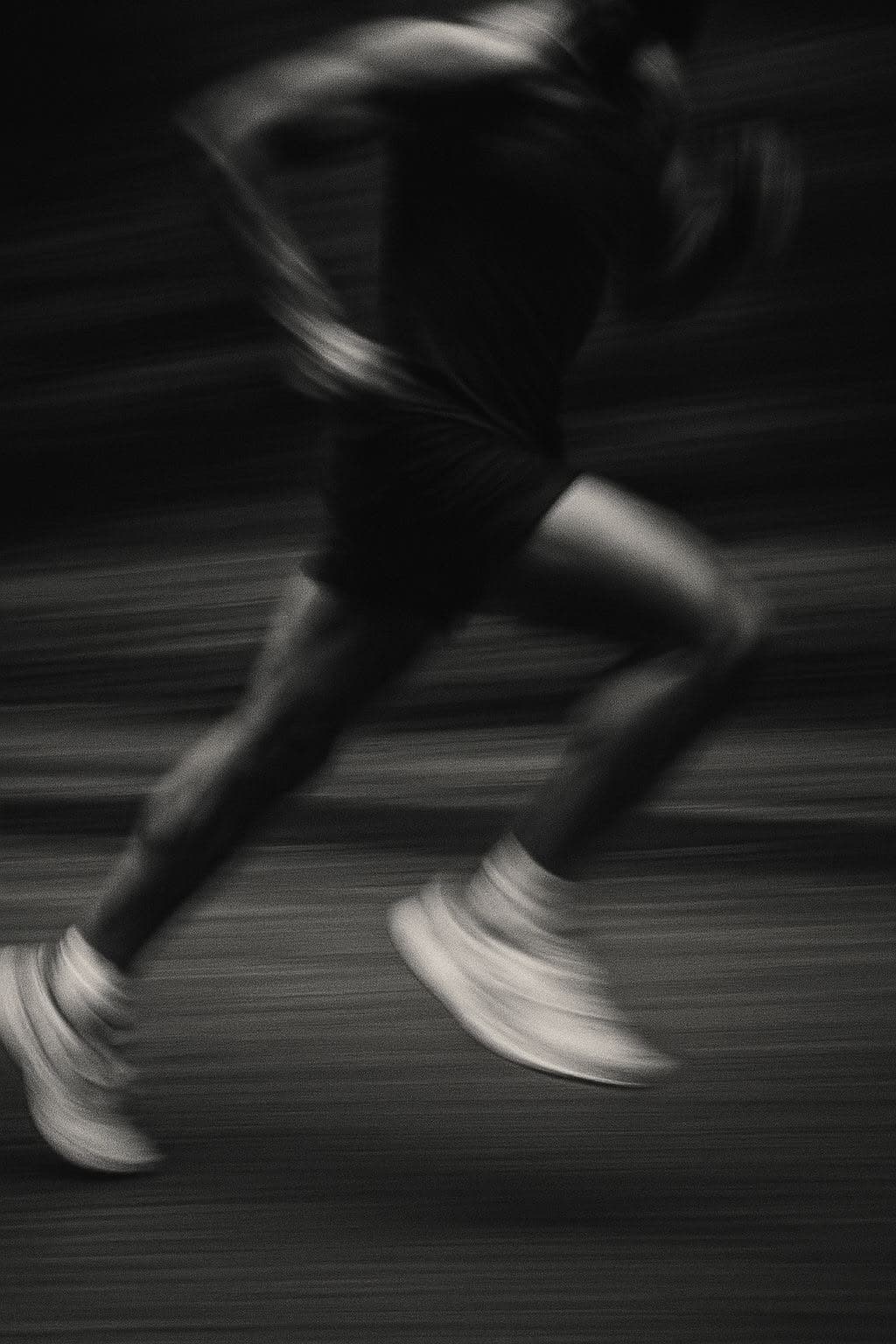 Coureur sur route concentré sur ses sensations internes pendant un effort soutenu