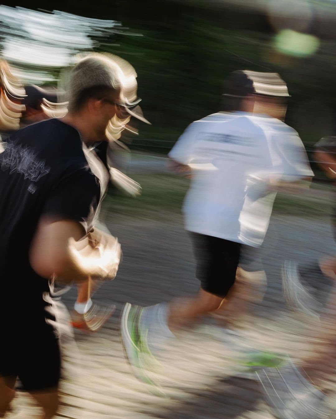 Coureur de marathon en préparation mentale sur un parcours urbain