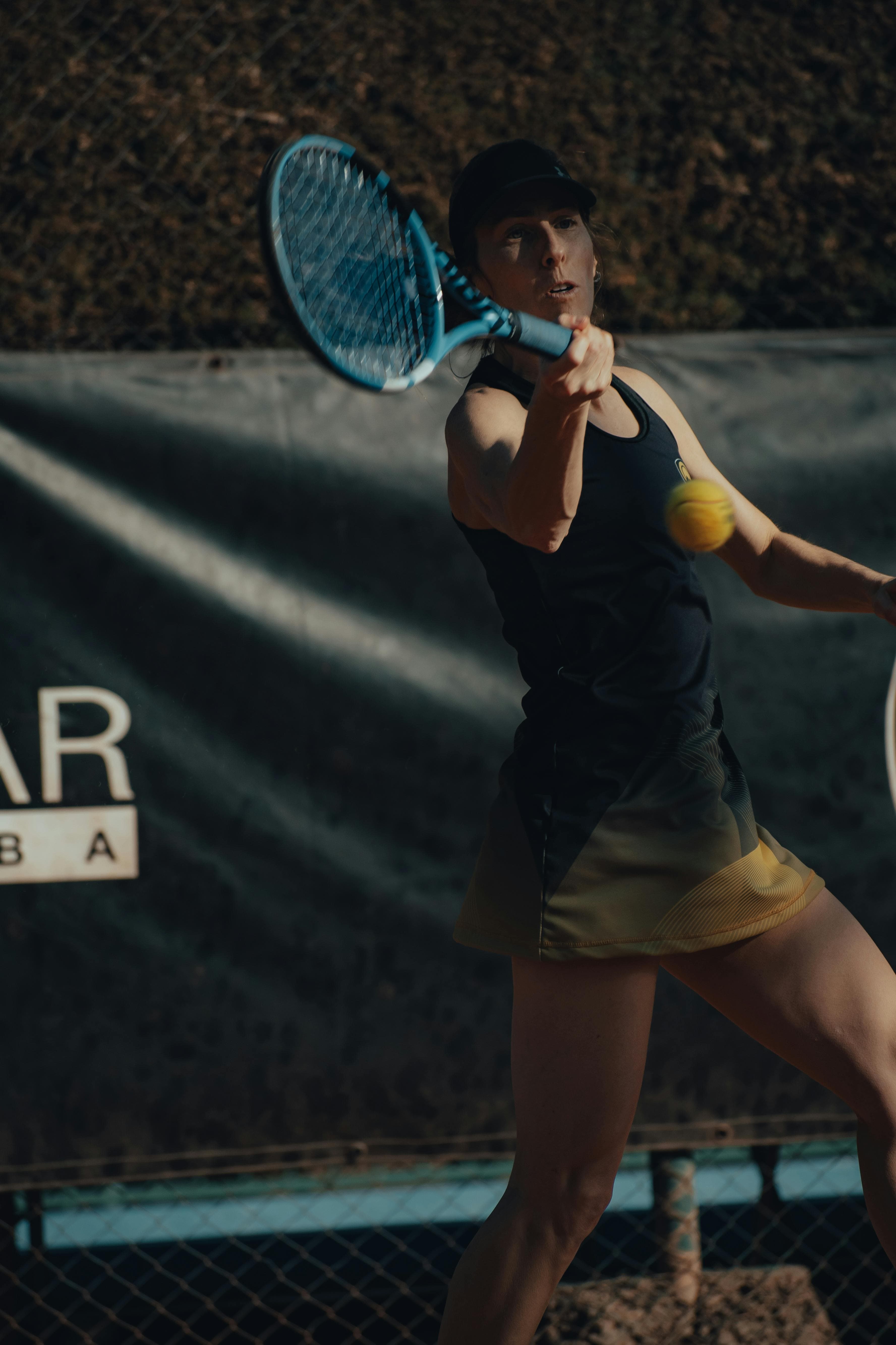 Joueur de tennis concentré avant un match de compétition, gestion de l'anxiété et de l'activation