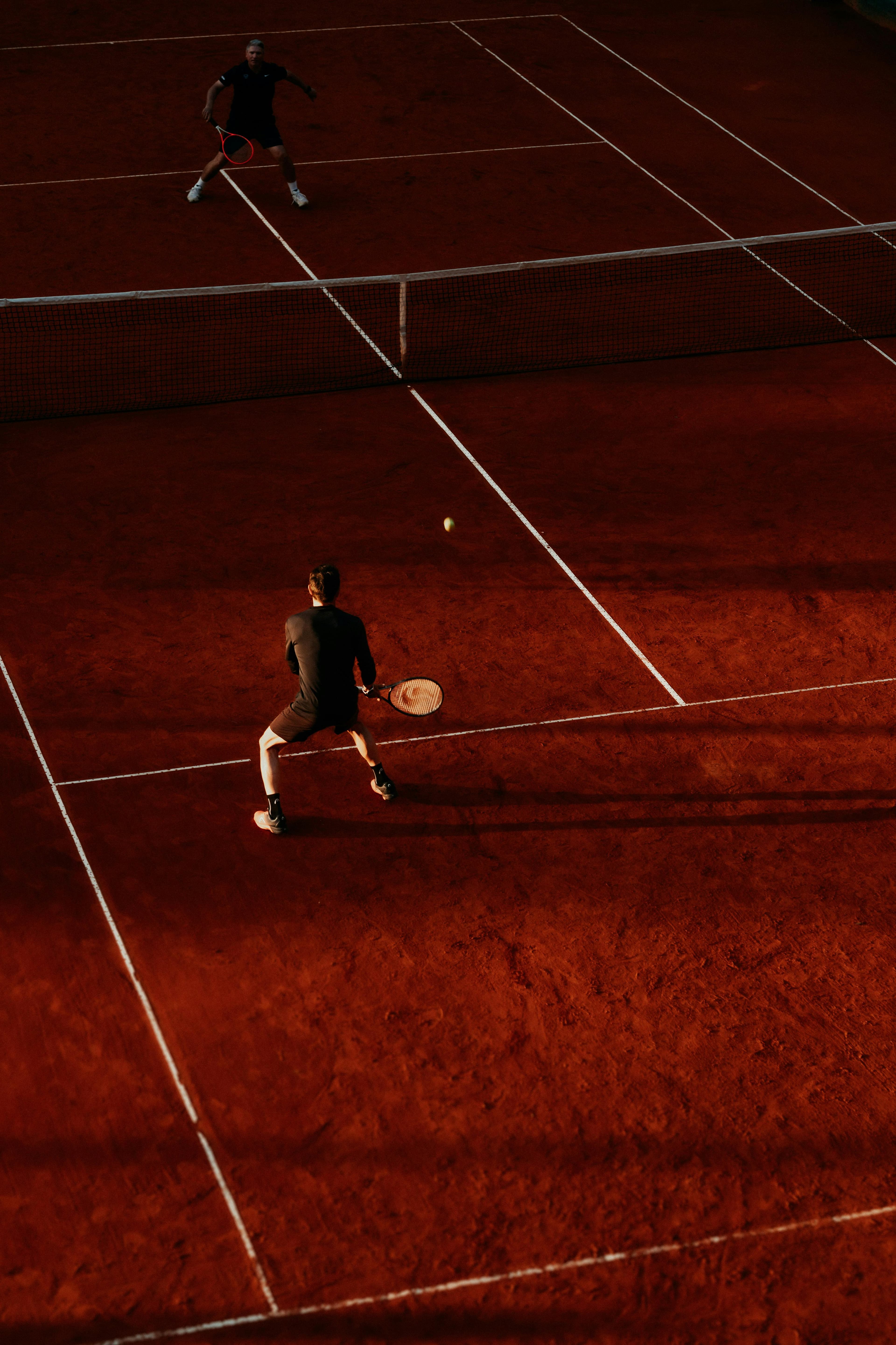 Joueur de tennis en pleine action, regard concentré sur la balle, en état de flow sur le court