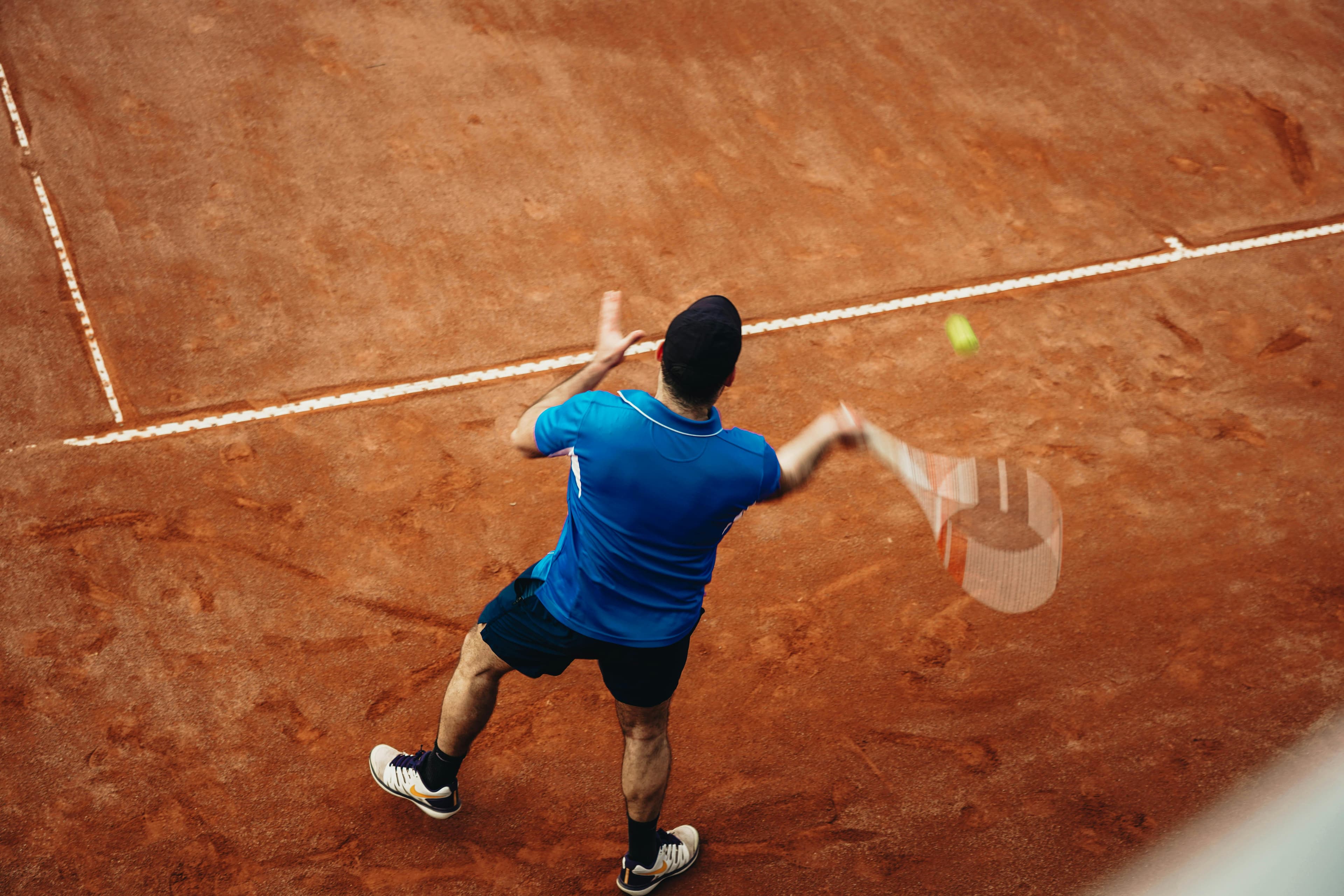 Joueur de tennis en train de se recentrer entre deux points lors d'un match de club