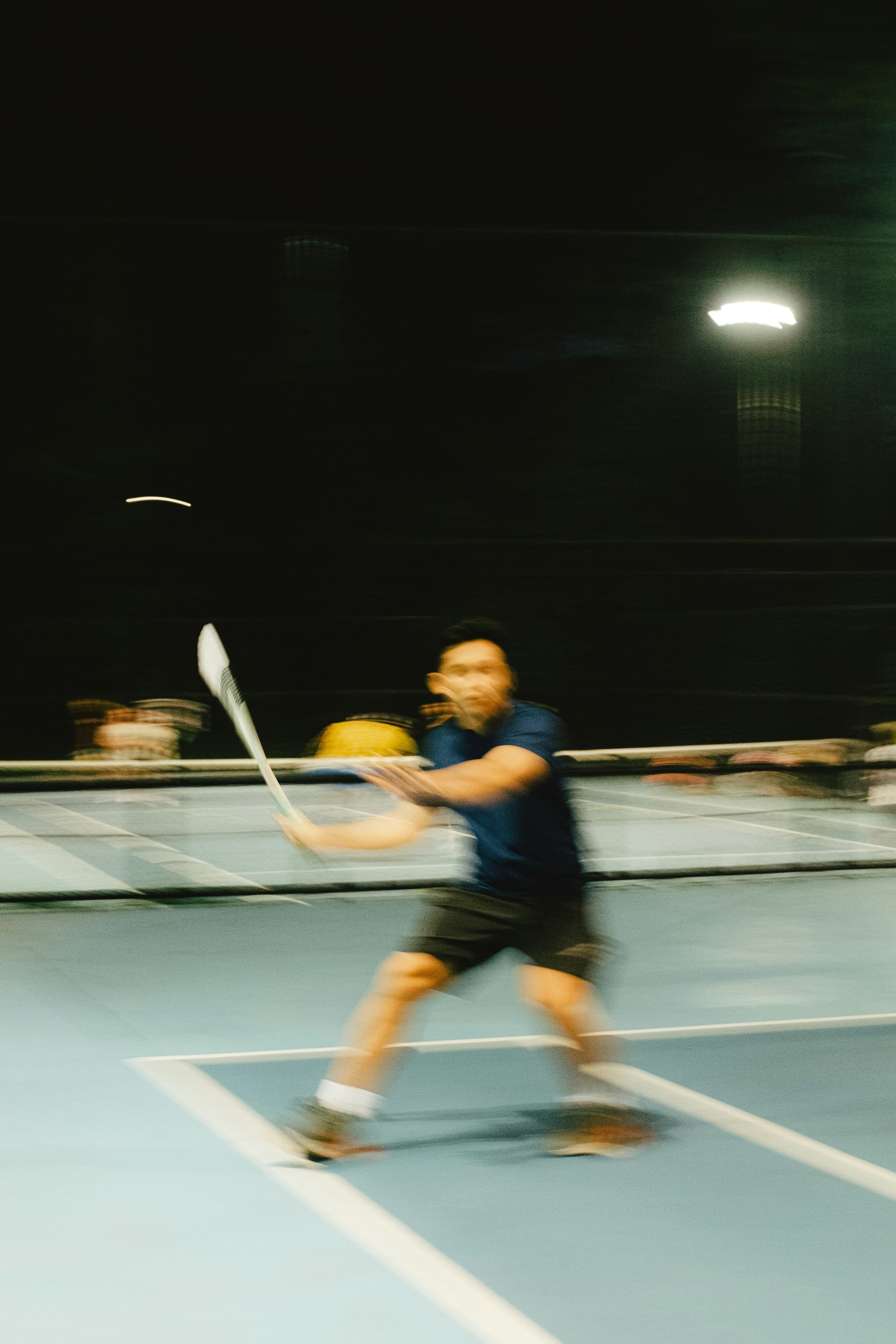 Joueur de tennis en pleine concentration avant de frapper une balle sur court