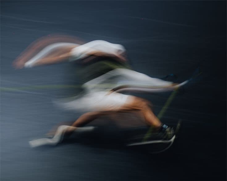 Joueur de tennis concentré entre deux points, préparant son self-talk avant de servir