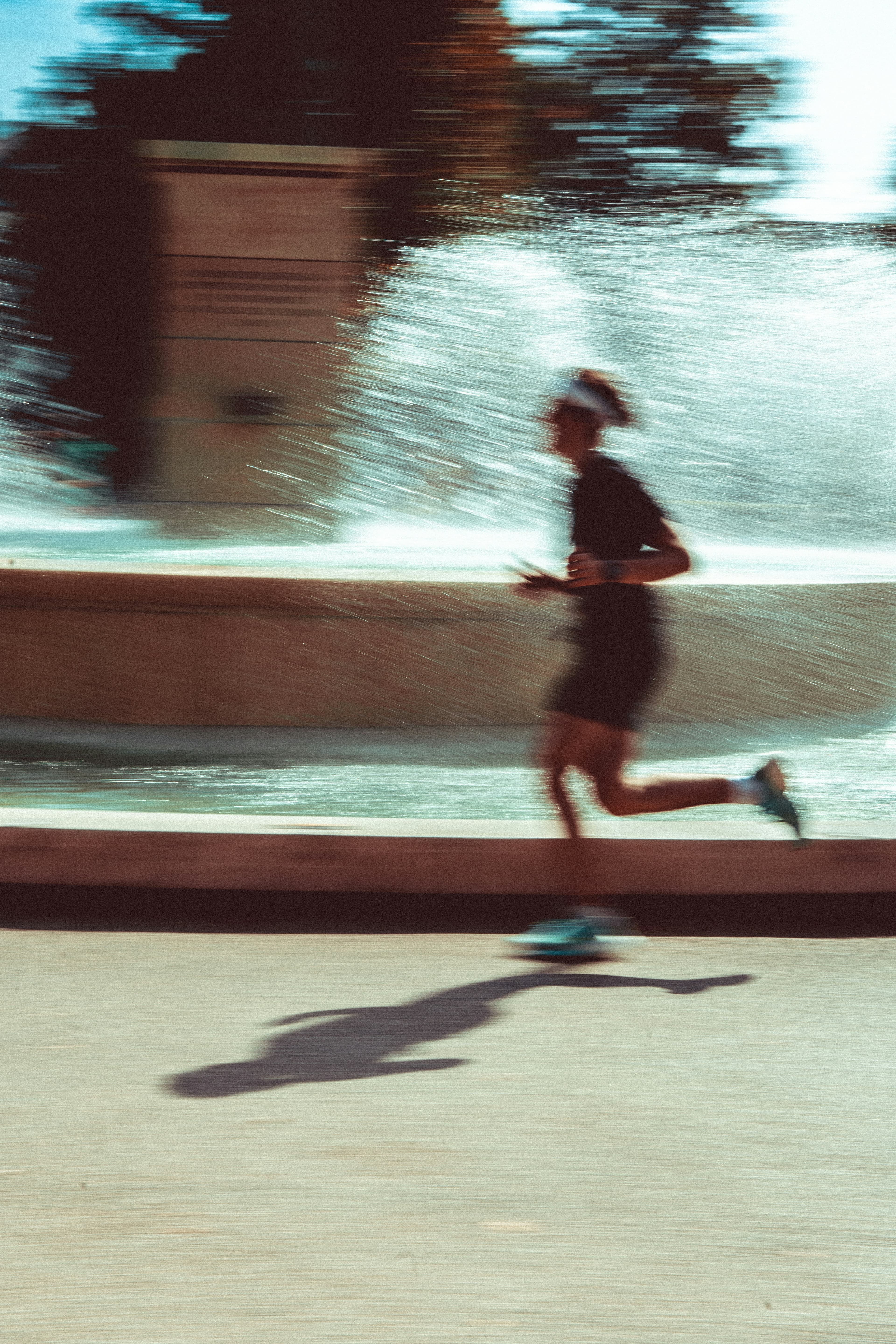 Coureur au départ d'un marathon, regard concentré sur la route devant lui