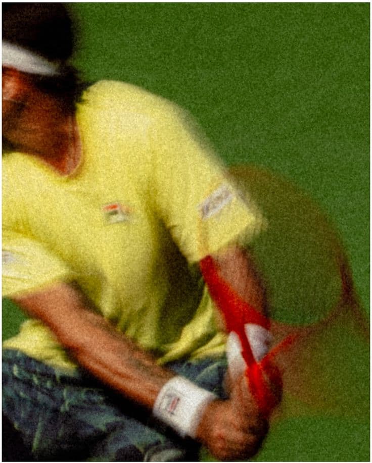 Joueur de tennis en match sur terre battue, concentré entre deux points sous la chaleur estivale