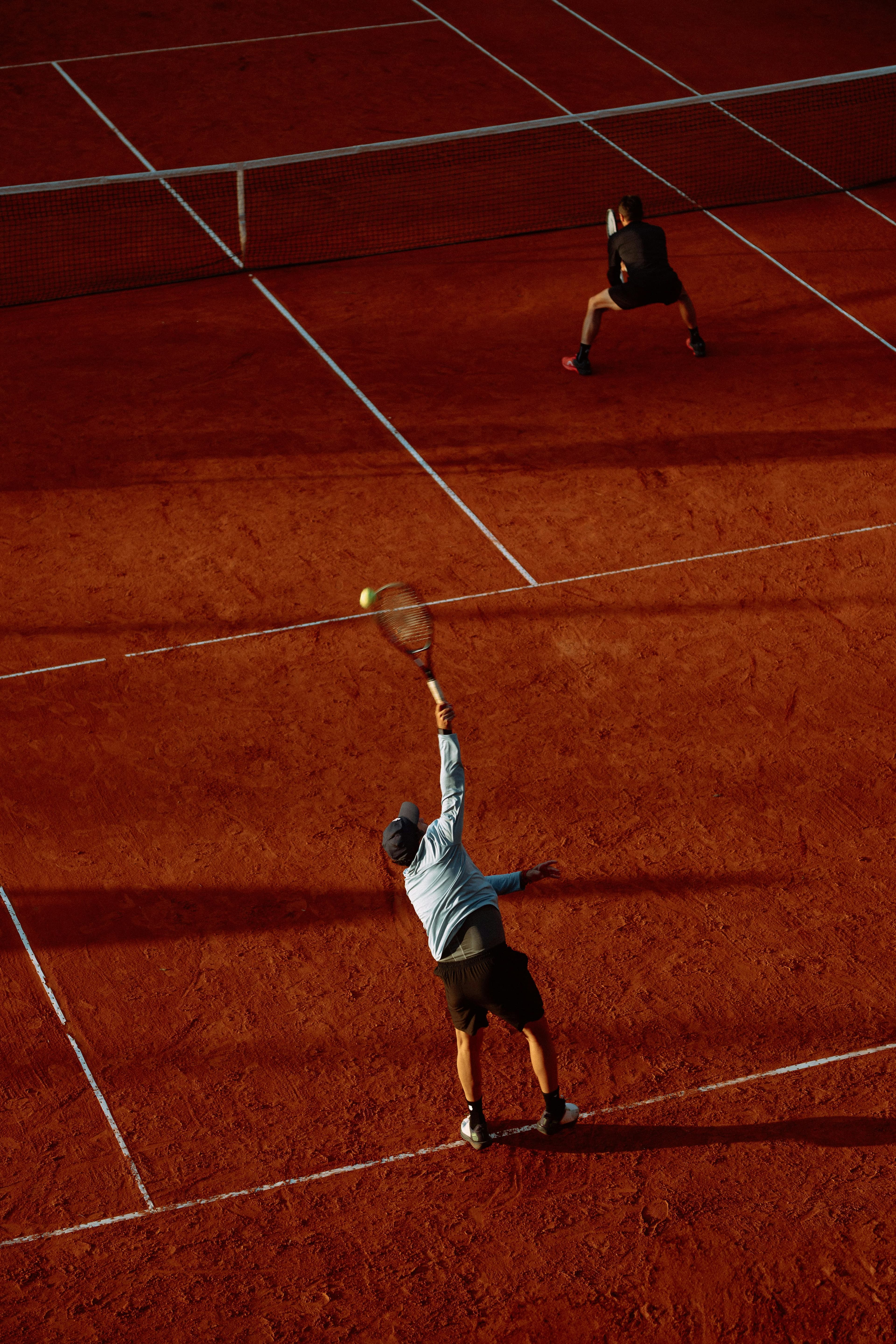 Joueur de tennis concentré entre deux points lors d'un tie-break décisif