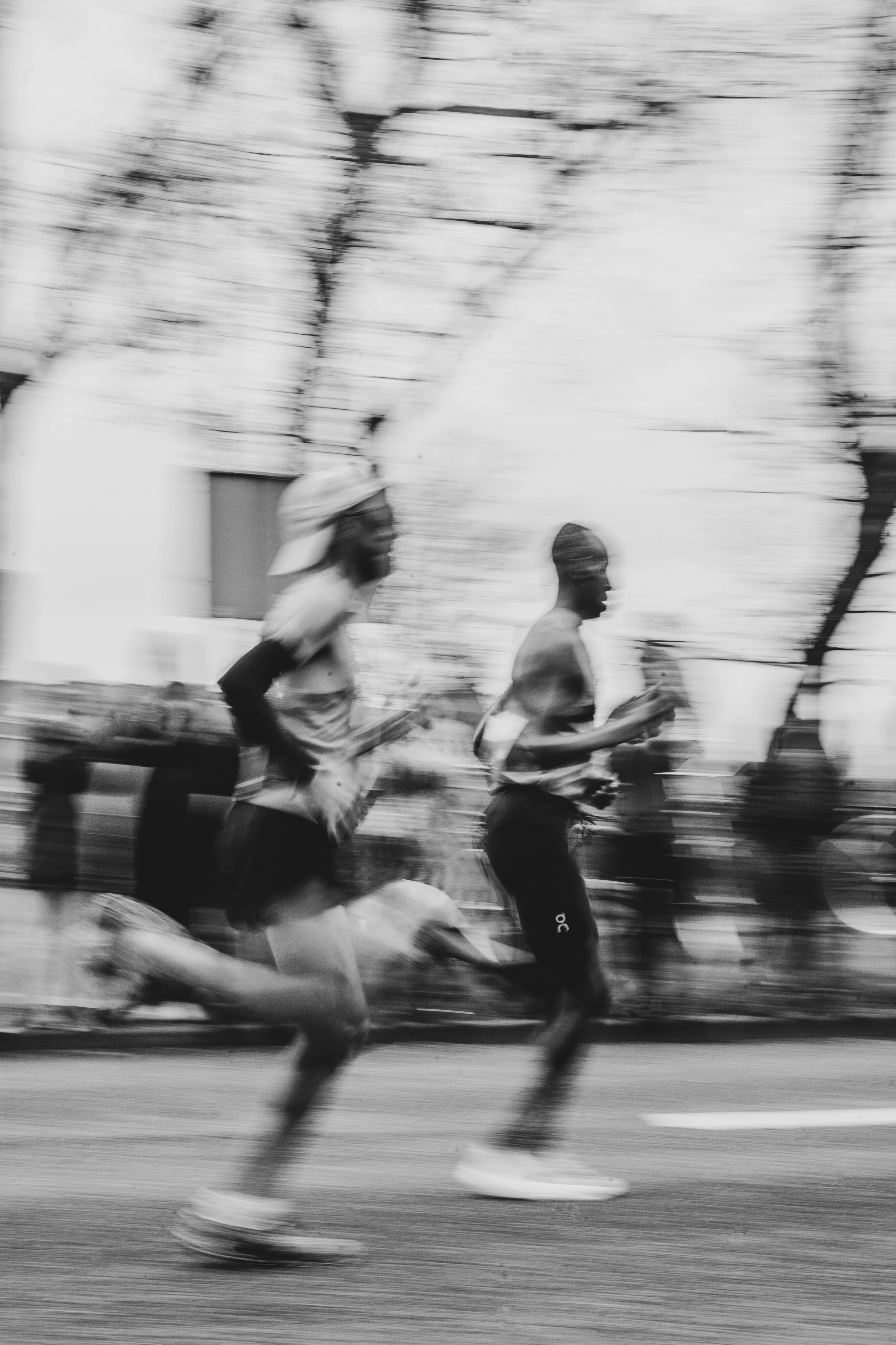 Coureur de marathon concentré dans le dernier quart de course