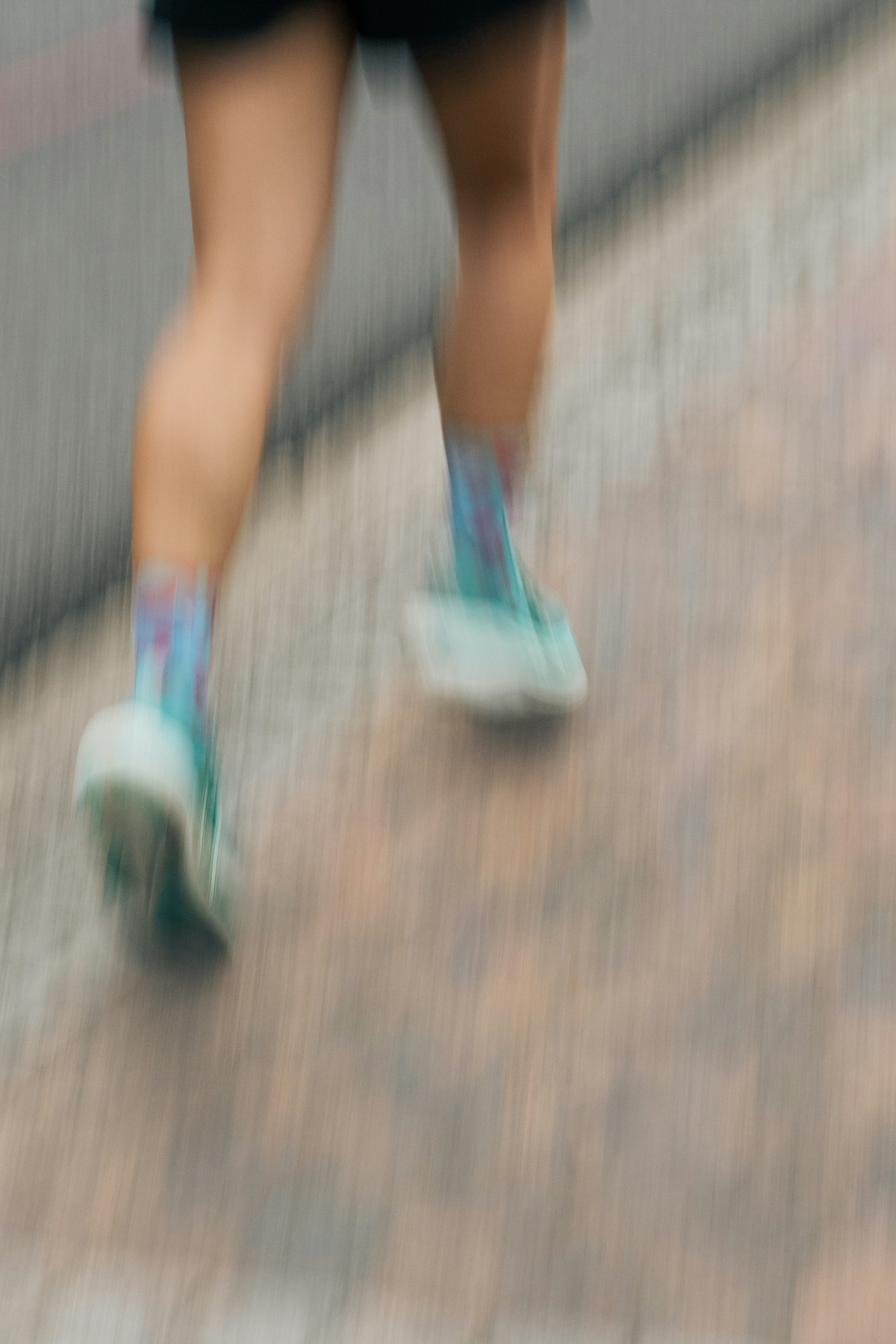 Coureur en pleine foulée sur un sentier automnal baigné de lumière de septembre