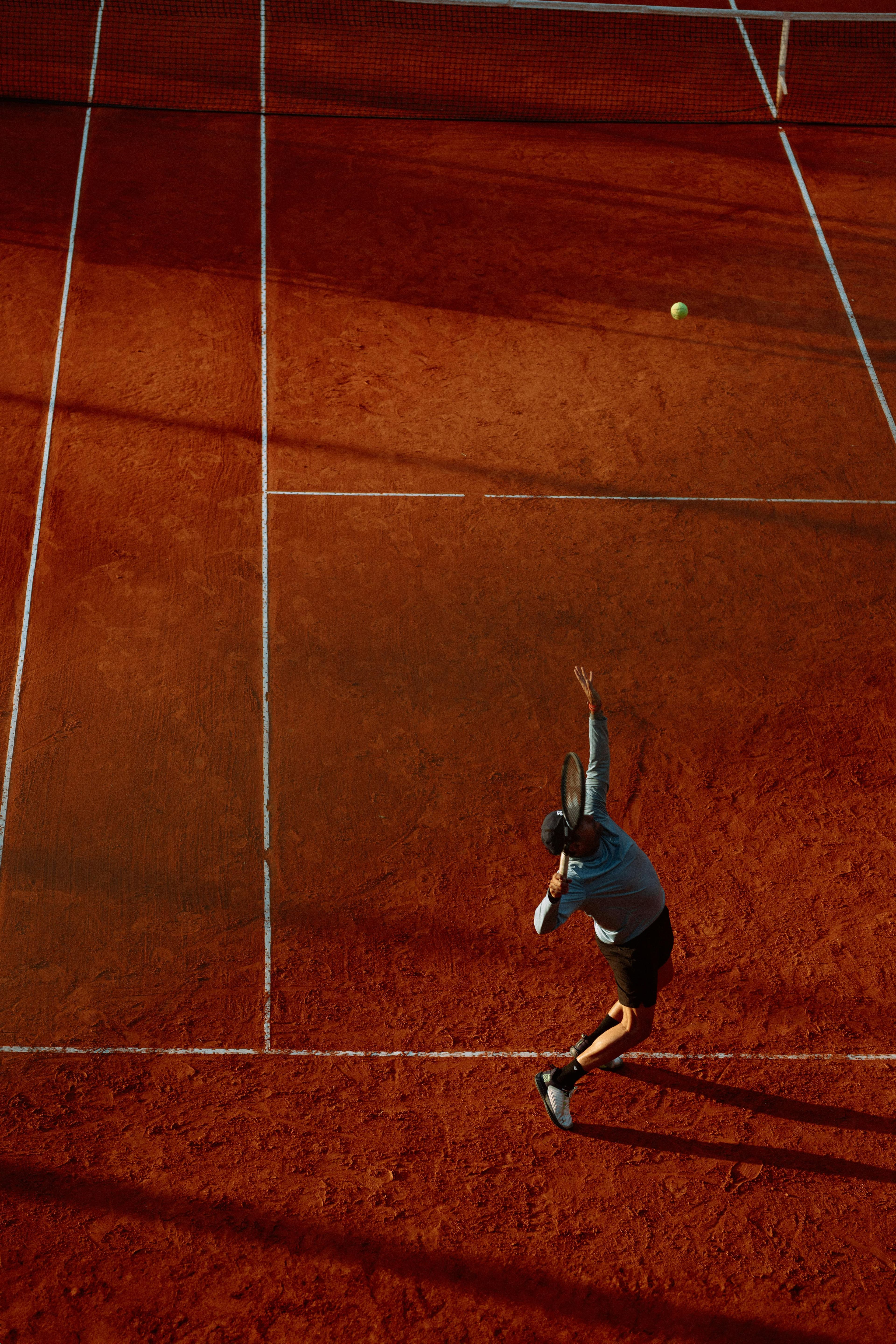 Joueur de tennis concentré avant un échange décisif lors d'un match en compétition