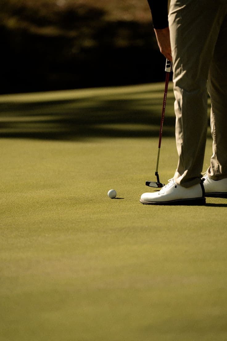 Golfeur en fin de saison analysant son bilan mental sur le fairway
