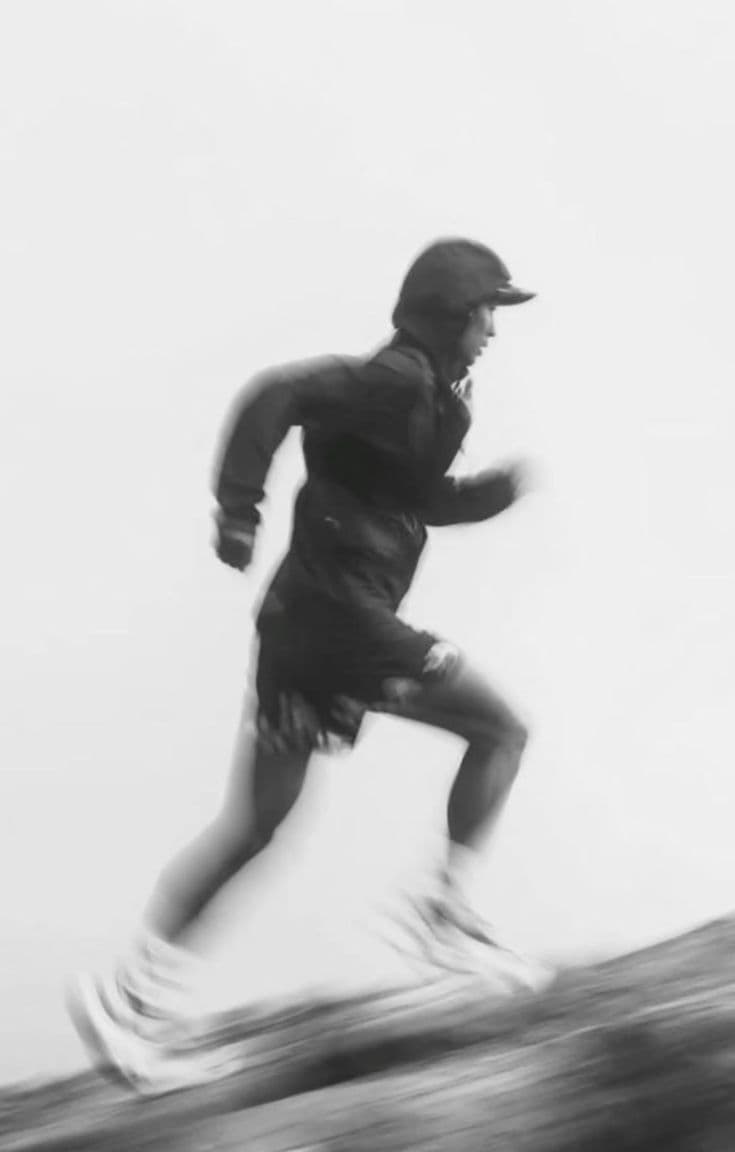 Coureur en phase de transition lors d'un triathlon, sortant de l'eau pour enchaîner sur le vélo