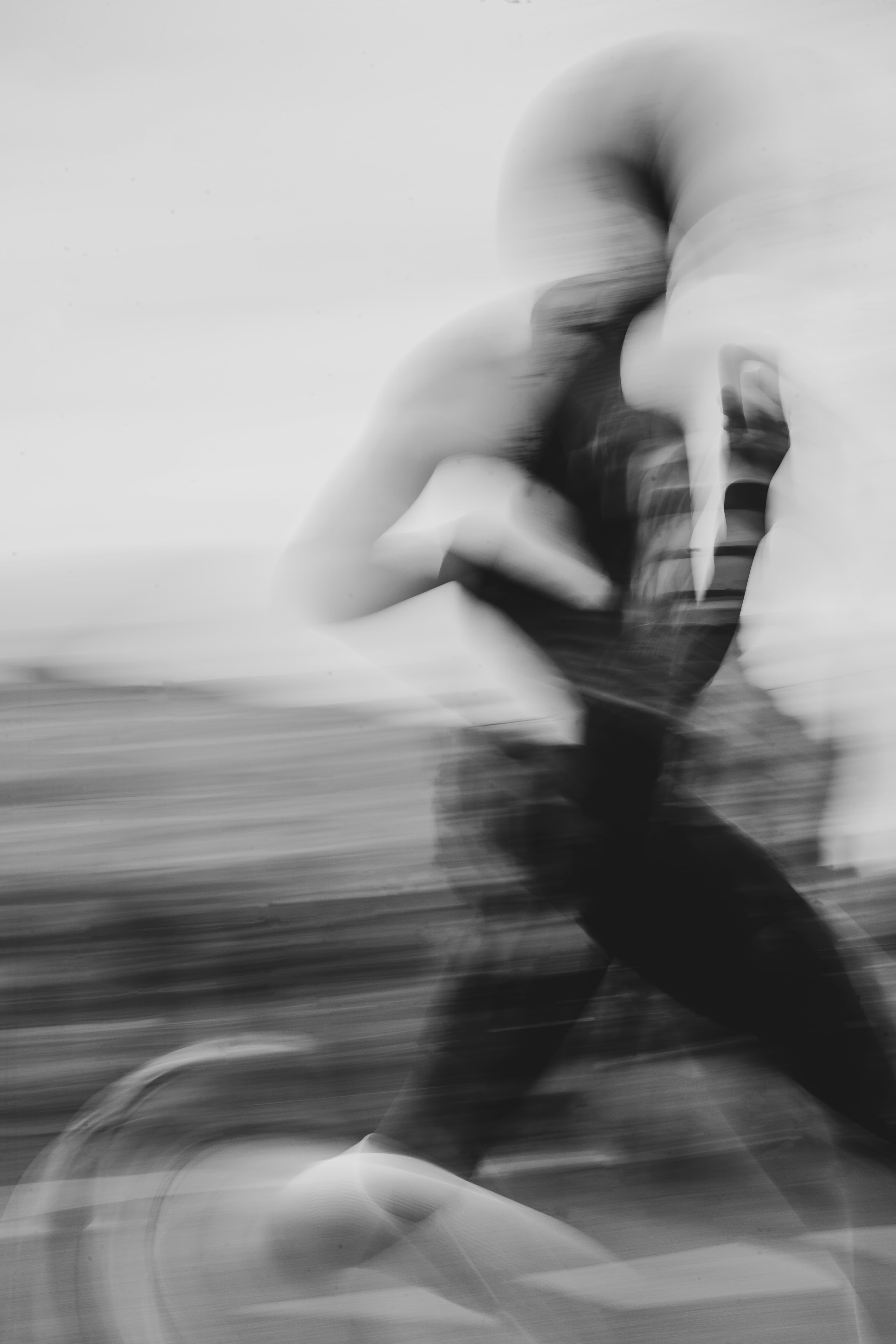 Coureur sur une route forestière en automne, en plein effort lors d'un marathon
