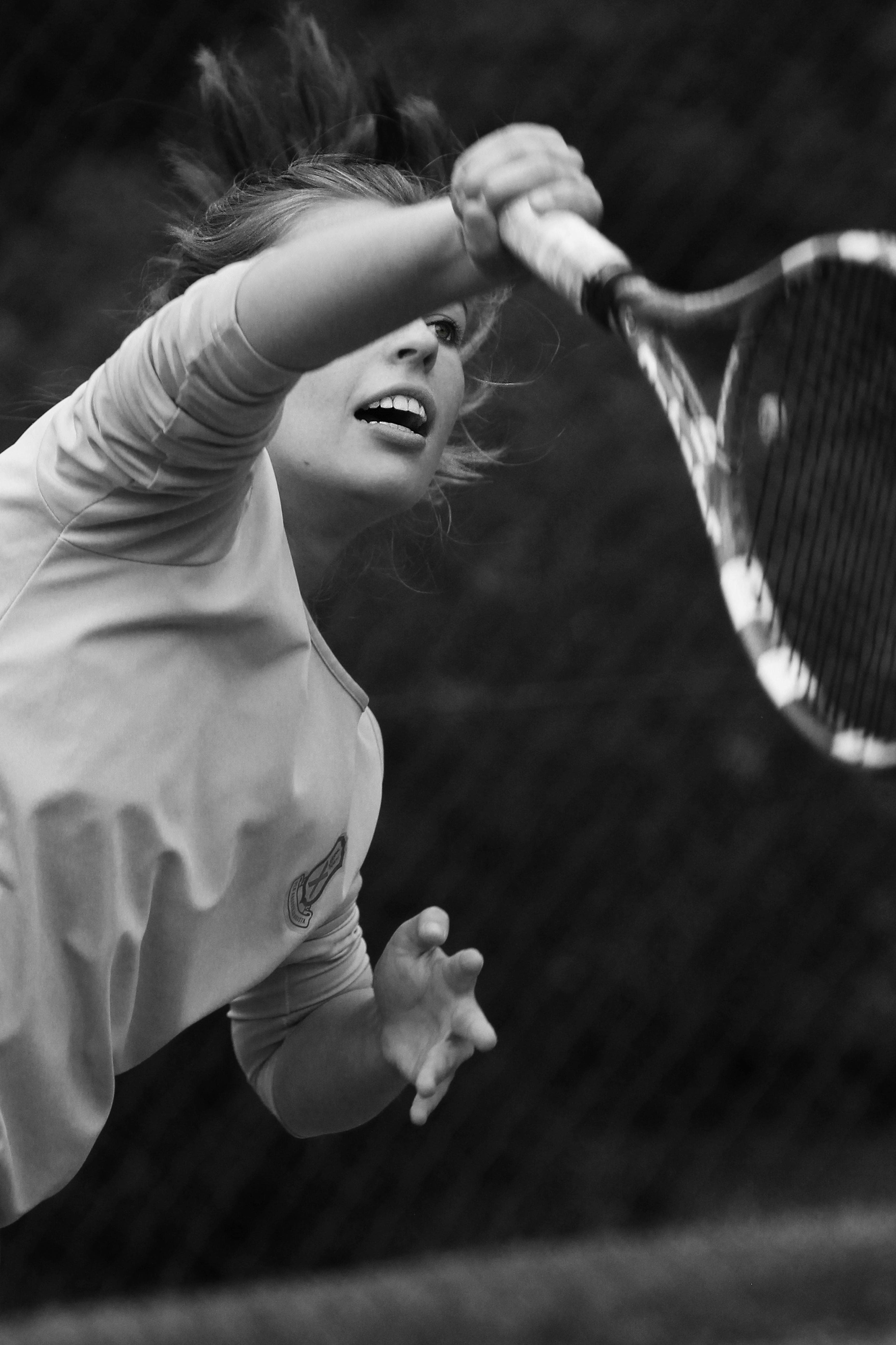 Joueur de tennis concentré sur le court avant le début d'un match de compétition
