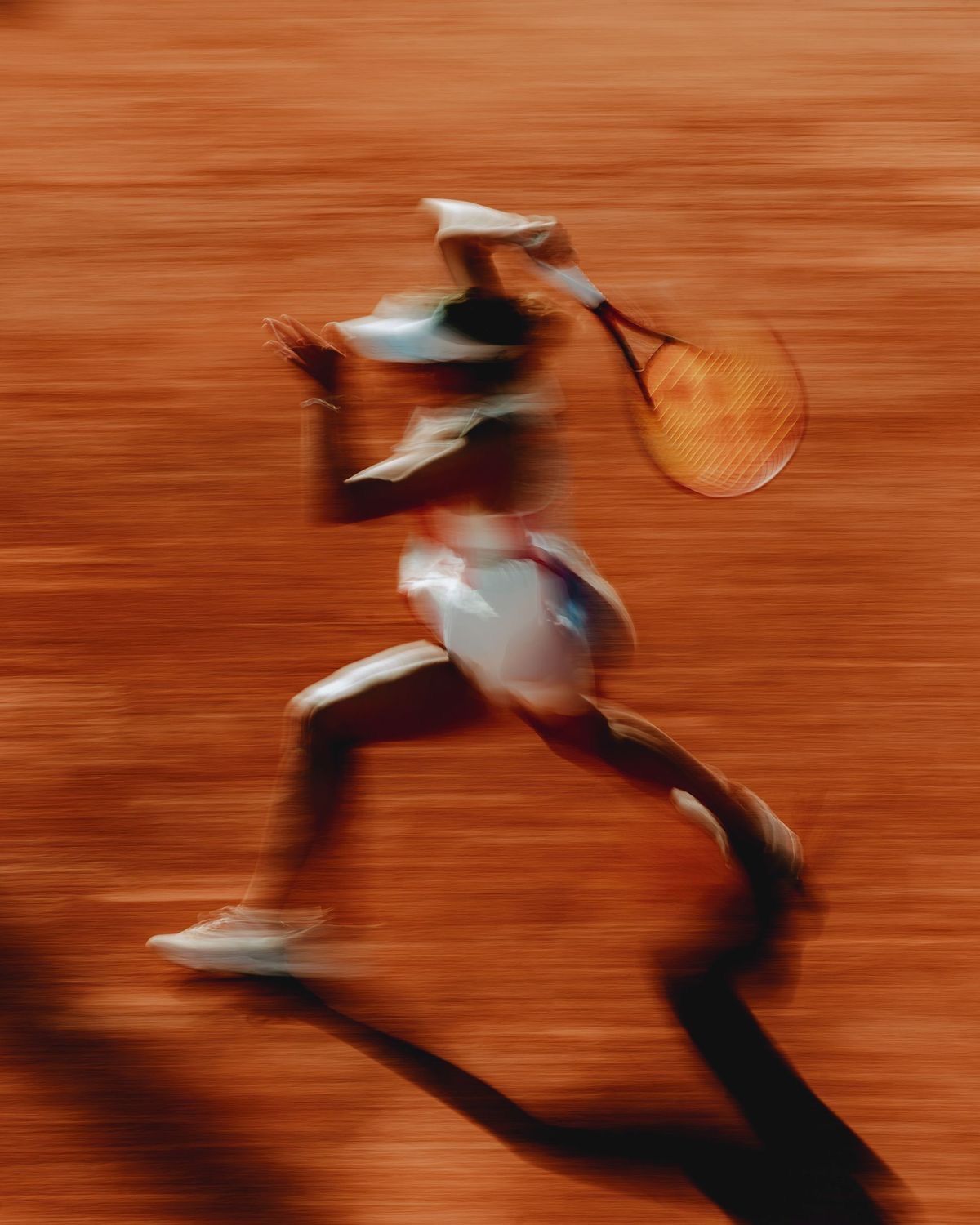 Joueur de tennis en routine de préparation mentale avant un match de club