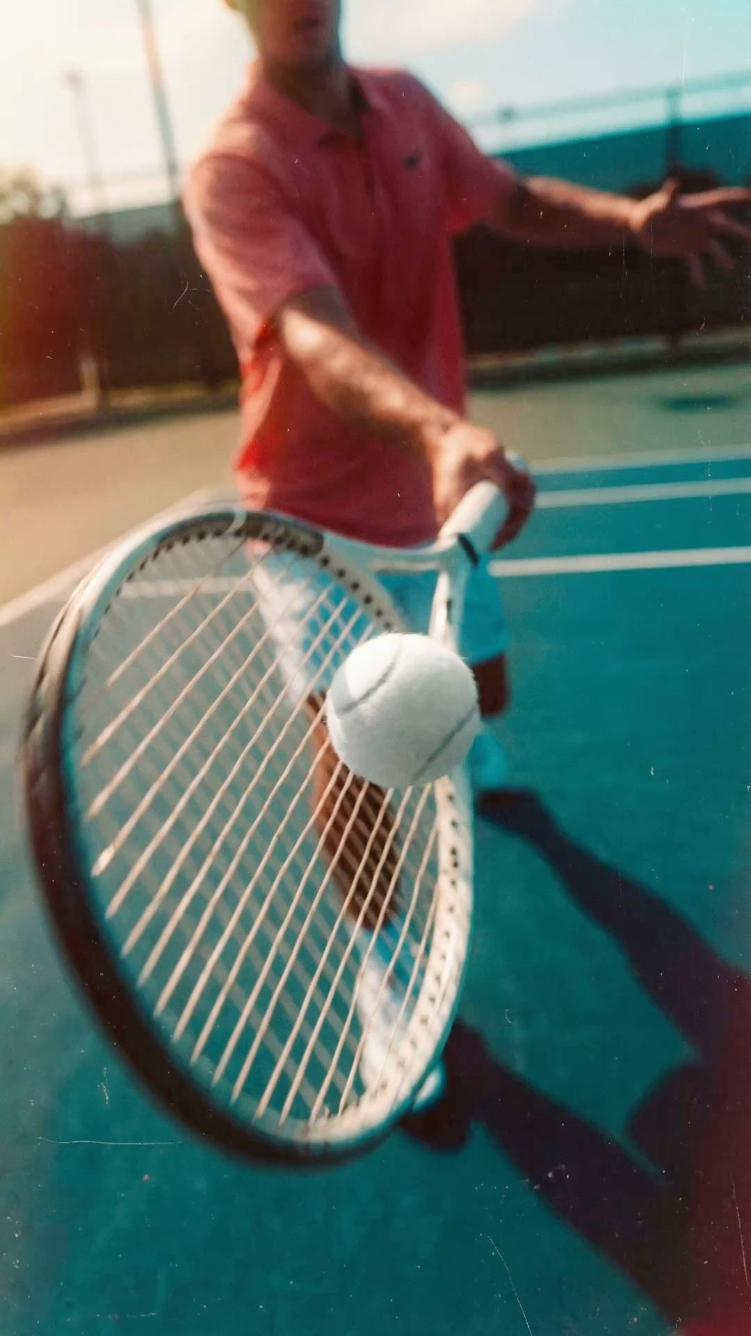 Joueur de tennis en pleine action sur le court, illustration de la visualisation mentale sportive
